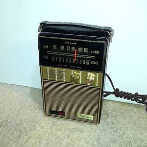 RARE 1960s ENCORE LARGE GOLD AM BATTERY / ELECTRIC RADIO